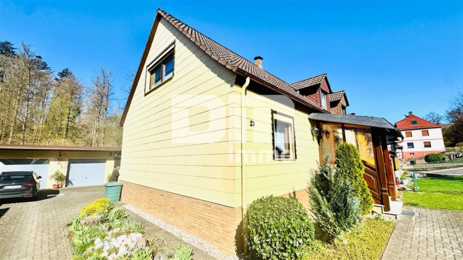 Modernisierte DHH mit Doppelgarage und 2x Carport in Traumlage inkl. Bachlauf - Seitenansicht